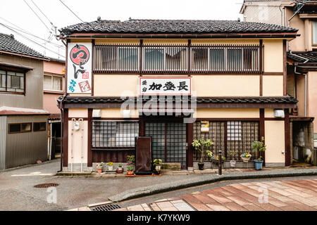 Higashi Chaya popolare quartiere turistico, Kanazawa, Giappone. In stile giapponese a due piani udon e ristorante di noodle di grano, diner. Chiuso. Foto Stock