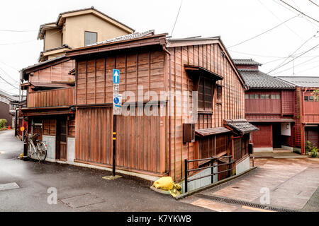 Higashi Chaya popolare quartiere turistico di Kanazawa, Giappone. Giapponese periodo Edo in legno in stile casa mercantile con la stecca persiane alle finestre inferiore. Foto Stock