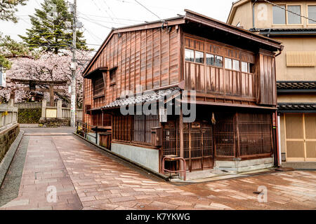 Higashi Chaya popolare quartiere turistico di Kanazawa, Giappone. Giapponese periodo Edo in legno in stile casa mercantile con la stecca persiane alle finestre inferiore. Foto Stock