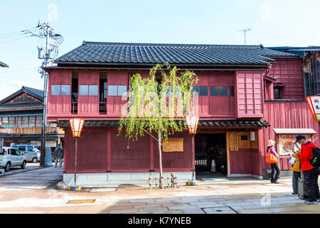 Giappone, Kanazawa, Higashi Chaya. Attrazione turistica, periodo Edo in legno tradizionale a due piani merchant house, dipinto di viola, piccola willow all'esterno. Foto Stock