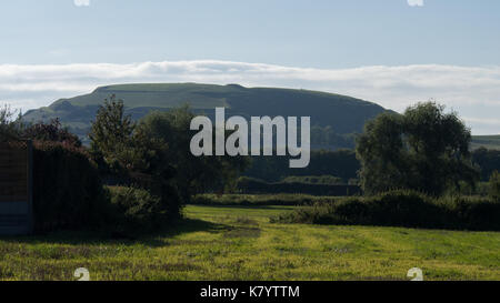 Cley collina vicino Warminster, Wiltshire, con il sole dietro di esso su una sera di settembre Foto Stock