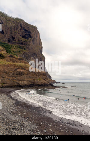 Sea Wave incidente sulla ghiaia costiere. Madeira Foto Stock