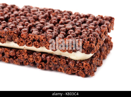 Delizioso e sano barra di cioccolato con muesli e crema isolato su uno sfondo bianco Foto Stock