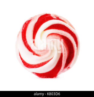 Twisted gelato con confettura di lamponi isolati su sfondo bianco Foto Stock