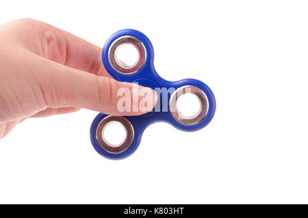 La mano della bambina azienda blu popolare agitano: spinner toy isolato su uno sfondo bianco Foto Stock