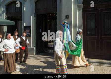 Funchal, Portogallo - 17 settembre 2017: un gruppo folk vestito in costumi tipici dell'isola che cammina per le strade cantando Foto Stock