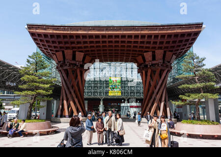 Due gruppi di asiatici in posa davanti alla famosa Tsuzumi, tamburo porta a Stazione di Kanazawa, sia un segnale di occupato e una popolare destinazione turistica in Giappone. Foto Stock