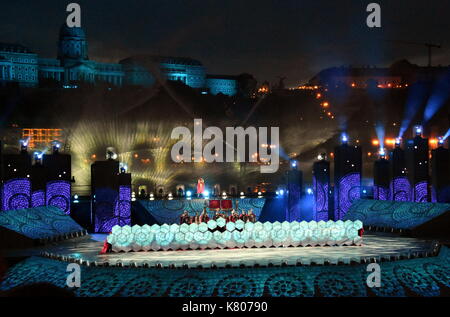 Budapest, Ungheria - Lug 14, 2017. I Campionati del Mondo di nuoto FINA si è aperta con una cerimonia spettacolare su un enorme palco galleggiante installato sul Danubio Ri Foto Stock