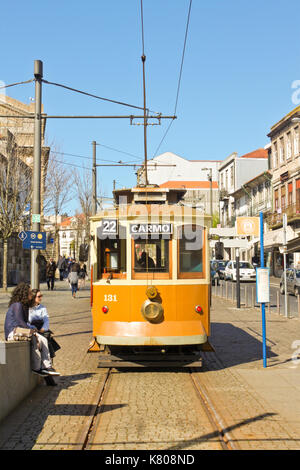 Porto, Portogallo - 17 aprile 2013: vintage tram giallo sulla strada del porto. Foto Stock