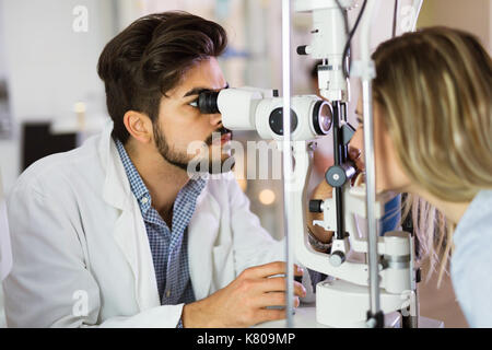 Controllare la vista in una clinica oculistica. medicina e concetto di salute. Foto Stock