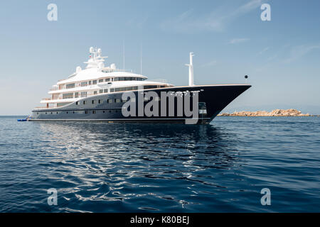 Grande luxury motor yacht ancorati nei pressi di isola rocciosa Foto Stock