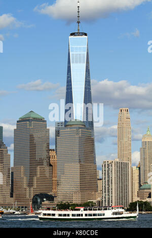 Circle Line nave da crociera passando la libertà la torre e la parte inferiore di Manhattan come visto da Liberty State Park, Jersey City, New Jersey, STATI UNITI D'AMERICA Foto Stock