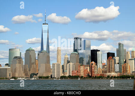 Torre di libertà e la parte inferiore di Manhattan come visto da Liberty State Park, Jersey City, New Jersey, STATI UNITI D'AMERICA Foto Stock