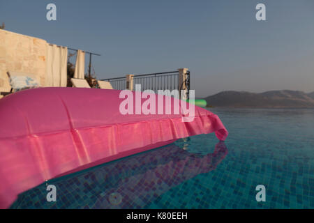 Bugia bassa e anelli flottanti in piscina Foto Stock