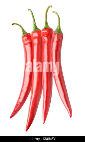 Peperoni isolato. mazzetto di red hot chili peppers isolato su sfondo bianco con tracciato di ritaglio Foto Stock