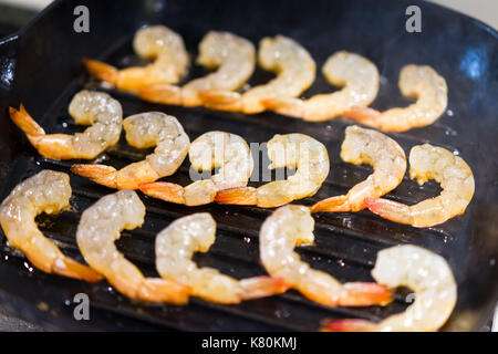 Gamberi freschi fritti in padella closeup Foto Stock