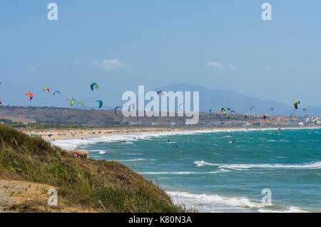 Kitesurfisti e windsurf sulla spiaggia di Ensenada de Bolonia, Costa de la Luz, Tarifa, Spagna Foto Stock