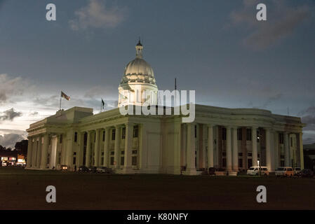 Il crepuscolo cade sull'edificio municipale di Colombo, (Municipio) a Colombo, Sri Lanka. L'edificio è stato costruito dagli inglesi nel 1927 per la grande palla Foto Stock