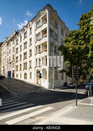 Praga. Repubblica ceca. Hodkuv cinžovní dum, appartamento cubista edificio, progettato da architetto ceco Josef Chochol (1880-1956), 1913-1914. A 5 piani in ap Foto Stock