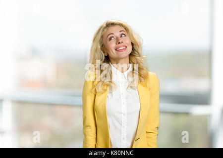 Allegro giovane lady guardando verso l'alto. Foto Stock