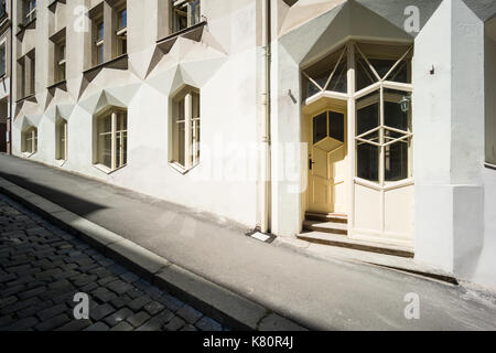 Praga. Repubblica ceca. Hodkuv cinžovní dum, appartamento cubista edificio, progettato da architetto ceco Josef Chochol (1880-1956), 1913-1914. A 5 piani in ap Foto Stock