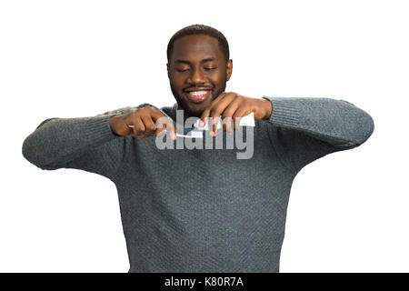 Uomo nero applicando il dentifricio sullo spazzolino. Foto Stock