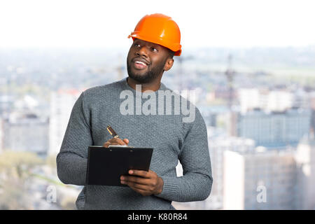 Sorridente architetto iscritto negli appunti. Foto Stock