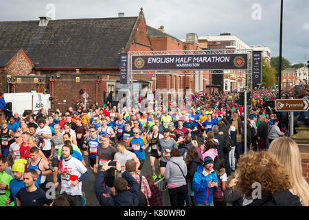 Inizio dell'inglese mezza maratona svoltasi a warrington il 17 settembre 2017 Foto Stock