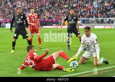 Muenchen, Deutschland. Xvi Sep, 2017. thomas mueller (Muller, FC Bayern Monaco di Baviera), aktion, zweikampf gegen torwart rene adler (FSV Mainz), strafraumszene. fussball 1. Bundesliga, 4. spieltag, spieltag04, FC Bayern Monaco di Baviera (m)-1.fsv FSV Mainz 05 (MZ) 4-0, am 16.09.2017 in muenchen/Deutschland, a l l i a n z a r e n a. | verwendung weltweit credito: dpa/alamy live news Foto Stock