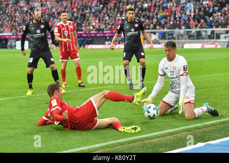 Muenchen, Deutschland. Xvi Sep, 2017. thomas mueller (Muller, FC Bayern Monaco di Baviera), aktion, zweikampf gegen torwart rene adler (FSV Mainz), strafraumszene. fussball 1. Bundesliga, 4. spieltag, spieltag04, FC Bayern Monaco di Baviera (m)-1.fsv FSV Mainz 05 (MZ) 4-0, am 16.09.2017 in muenchen/Deutschland, a l l i a n z a r e n a. | verwendung weltweit credito: dpa/alamy live news Foto Stock