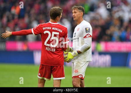 Muenchen, Deutschland. Xvi Sep, 2017. torwart rene adler (FSV Mainz) mit thomas mueller (Muller, FC Bayern Monaco di Baviera) nach spielende. fussball 1. Bundesliga, 4. spieltag, spieltag04, FC Bayern Monaco di Baviera (m)-1.fsv FSV Mainz 05 (MZ) 4-0, am 16.09.2017 in muenchen/Deutschland, a l l i a n z a r e n a. | verwendung weltweit credito: dpa/alamy live news Foto Stock