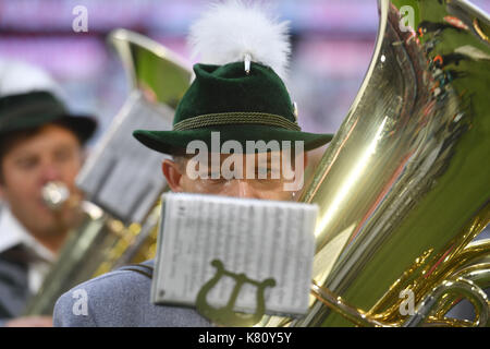 Muenchen, Deutschland. Xvi Sep, 2017. randmotiv-tubablaeser, blasmusiker einer trachtenkapelle. fussball 1. Bundesliga, 4. spieltag, spieltag04, FC Bayern Monaco di Baviera (m)-1.fsv FSV Mainz 05 (MZ) 4-0, am 16.09.2017 in muenchen/Deutschland, a l l i a n z a r e n a. | verwendung weltweit credito: dpa/alamy live news Foto Stock