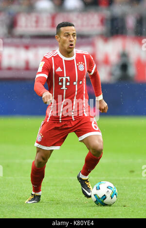 Muenchen, Deutschland. Xvi Sep, 2017. thiago alcantara (FCB), aktion, einzelaktion, einzelbild, freisteller, ganzkoerperaufnahme, ganze figura. fussball 1. Bundesliga, 4. spieltag, spieltag04, FC Bayern Monaco di Baviera (m)-1.fsv FSV Mainz 05 (MZ) 4-0, am 16.09.2017 in muenchen/Deutschland, a l l i a n z a r e n a. | verwendung weltweit credito: dpa/alamy live news Foto Stock