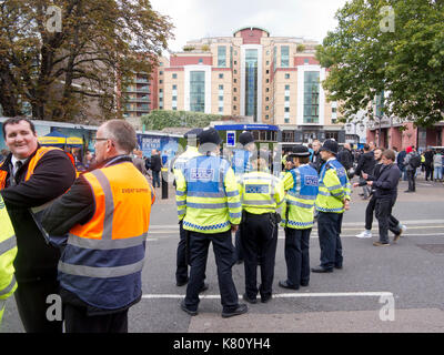 Fulham, Londra, Regno Unito 17 settembre 2017 scene fuori Stadio Stamford Bridge prima del Chelsea vs Arsenal gioco, dove la polizia sono ad alto profilo, seguendo il terrore in incidente nelle vicinanze parsons green Foto Stock