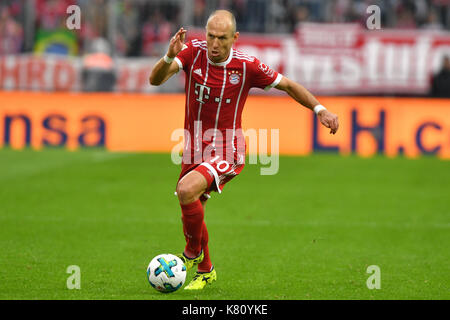 Muenchen, Deutschland. Xvi Sep, 2017. arjen robben (FC Bayern Monaco di Baviera), aktion, einzelaktion, einzelbild, freisteller, ganzkoerperaufnahme, ganze figura. fussball 1. Bundesliga, 4. spieltag, spieltag04, FC Bayern Monaco di Baviera (m)-1.fsv FSV Mainz 05 (MZ) 4-0, am 16.09.2017 in muenchen/Deutschland, a l l i a n z a r e n a. | verwendung weltweit credito: dpa/alamy live news Foto Stock