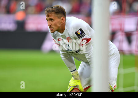 Muenchen, Deutschland. Xvi Sep, 2017. torwart rene adler (FSV Mainz), aktion, einzelbild, angeschnittenes einzelmotiv, halbfigur, halbe figura. fussball 1. Bundesliga, 4. spieltag, spieltag04, FC Bayern Monaco di Baviera (m)-1.fsv FSV Mainz 05 (MZ) 4-0, am 16.09.2017 in muenchen/Deutschland, a l l i a n z a r e n a. | verwendung weltweit credito: dpa/alamy live news Foto Stock