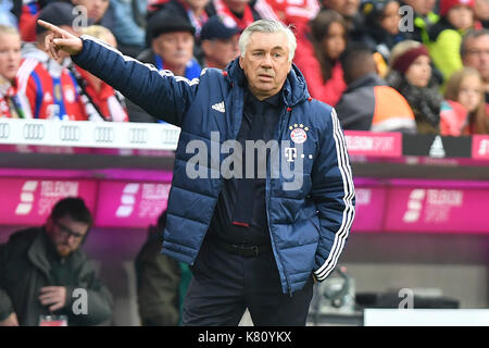 Muenchen, Deutschland. Xvi Sep, 2017. Carlo Ancelotti (formatore fcb), gestik, gibt anweisungen, einzelbild, angeschnittenes einzelmotiv, halbfigur, halbe figura. fussball 1. Bundesliga, 4. spieltag, spieltag04, FC Bayern Monaco di Baviera (m)-1.fsv FSV Mainz 05 (MZ) 4-0, am 16.09.2017 in muenchen/Deutschland, a l l i a n z a r e n a. | verwendung weltweit credito: dpa/alamy live news Foto Stock