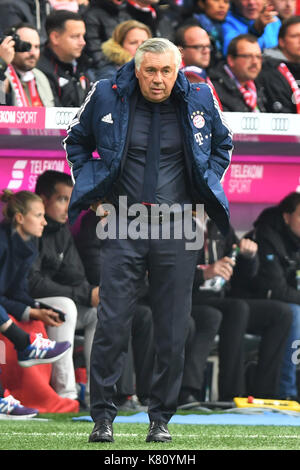 Muenchen, Deutschland. Xvi Sep, 2017. Carlo Ancelotti (formatore fcb), einzelbild, freisteller, ganzkoerperaufnahme, ganze figura. fussball 1. Bundesliga, 4. spieltag, spieltag04, FC Bayern Monaco di Baviera (m)-1.fsv FSV Mainz 05 (MZ) 4-0, am 16.09.2017 in muenchen/Deutschland, a l l i a n z a r e n a. | verwendung weltweit credito: dpa/alamy live news Foto Stock