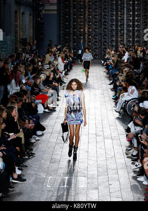 Londra, Gran Bretagna. Xvii Sep, 2017. Modelli presente creazioni di versus collezione primavera/estate 2018 durante la London Fashion Week di Londra, Gran Bretagna, sett. 17, 2017. Credito: han yan/xinhua/alamy live news Foto Stock