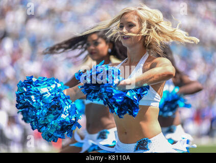 Charlotte, NC, Stati Uniti d'America. Xvii Sep, 2017. Un Carolina Topcats cheerleader compie durante il gioco di NFL tra le fatture della Buffalo e Carolina Panthers presso la Bank of America Stadium di Charlotte, NC. William Howard/CSM/Alamy Live News Foto Stock