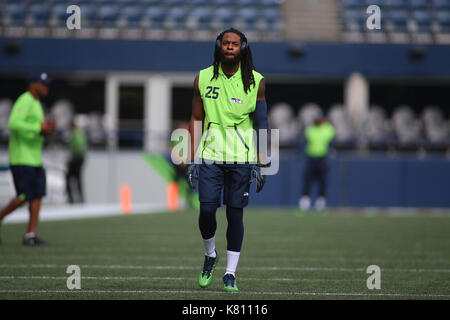17 settembre 2017: Seattle Seahawks cornerback Richard Sherman (25) si riscalda prima di una partita tra San Francisco 49ers e il Seattle Seahawks al campo CenturyLink a Seattle, WA il 17 settembre 2017. Sean marrone/CSM Foto Stock