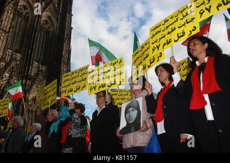 Colonia, Germania 17/09/2017 ð iraniani su una protesta di fronte colonia Dom (cattedrale) il 17 settembre 2017 appello al governo federale tedesco e dell'UE di condannare ondata di esecuzioni in Iran e riconoscere 1988 massacri di 30.000 prigionieri politici come un "crimine contro l'umanità". i familiari delle vittime della principale opposizione iraniana mek/OMPI chiamando per gli autori e i responsabili di mettere alla prova. Foto Stock