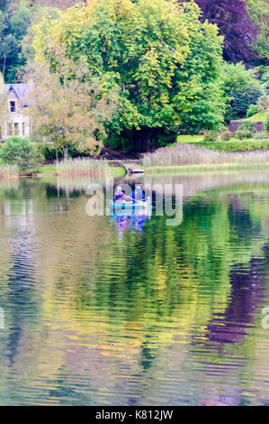 Loch Ard, Scotland, Regno Unito. Il 17 settembre 2017. Regno Unito Meteo: due persone sguazzare un open di canoa, la calma giorno fornisce riflessioni sulla superficie dell'acqua. Loch Ard è un corpo di acqua dolce nel Loch Lomond e il Trossachs Parco Nazionale del Distretto di Stirling in Scozia. Credito: Berretto Alamy/Live News Foto Stock