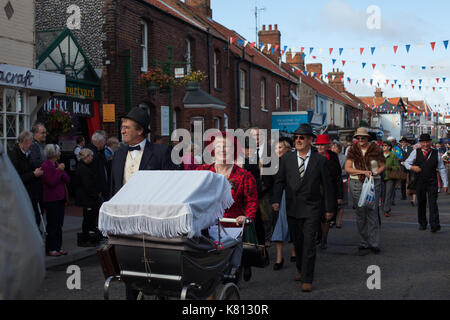 Sheringham norfolk, Regno Unito. Il 17 settembre 2017. centinaia di persone in giro vestito in abiti d'epoca per il North Norfolk railway 1940s weekend. La manifestazione si è conclusa con una parata attraverso la città di domenica pomeriggio. Credito: stephanie humphries/alamy live news Foto Stock