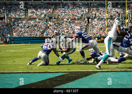 Charlotte, North Carolina, Stati Uniti d'America. Xvii Sep, 2017. Carolina Panthers running back Jonathan Stewart (28) durante l'azione di gioco presso la Bank of America Stadium di Charlotte, NC. Carolina Panthers andare a vincere 9 a 3 oltre le fatture della Buffalo. Credito: Jason Walle/ZUMA filo/Alamy Live News Foto Stock