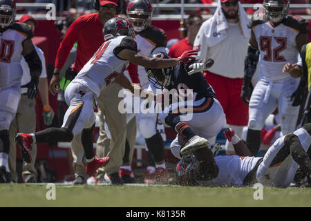 Tampa, Florida, Stati Uniti d'America. Xvii Sep, 2017. Chicago Bears running back Tarik Cohen (29) è spinto fuori delle obbligazioni da Tampa Bay Buccaneers cornerback Brent Grimes (24) Domenica 17 Settembre 2017 presso Raymond James Stadium di Tampa, Florida. Credito: Travis Pendergrass/ZUMA filo/Alamy Live News Foto Stock