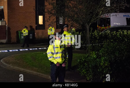 Surrey, Regno Unito. Xvii Sep, 2017. La polizia rimangono a Stanwell indirizzo in Parsons Green inchiesta. Credito: Peter Manning/Alamy Live News Foto Stock