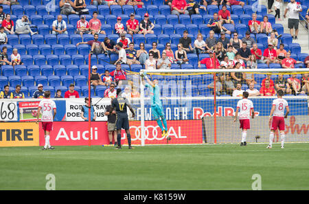 Harrison, NJ, Stati Uniti d'America - 17 settembre 2017: il portiere Luis Robles (31) consente di risparmiare durante la mls di gioco normale contro philadelphia europea sulla red bull arena partita è finita in goalless draw Foto Stock