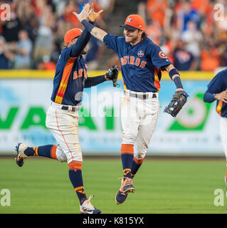 Houston, TX, Stati Uniti d'America. Xvii Sep, 2017. Houston Astros center fielder George Springer (4) e Houston Astros diritto fielder Josh Reddick (22) celebrare la graffatura della loro divisione dopo un Major League Baseball gioco tra Houston Astros e il Seattle Mariners al Minute Maid Park a Houston, TX. Astros ha vinto 7-1 e conquistato il Campionato Americano divisione Ovest. Trask Smith/CSM/Alamy Live News Foto Stock