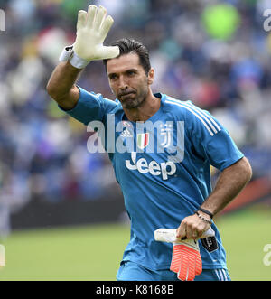 Reggio emilia, Italia. Xvii Sep, 2017. juventus' portiere Gianluigi Buffon reagisce durante una serie di una partita di calcio tra Juventus e Sassuolo in reggio emilia, Italia, sept. 17, 2017. La Juventus ha vinto 3-1. Credito: alberto lingria/xinhua/alamy live news Foto Stock